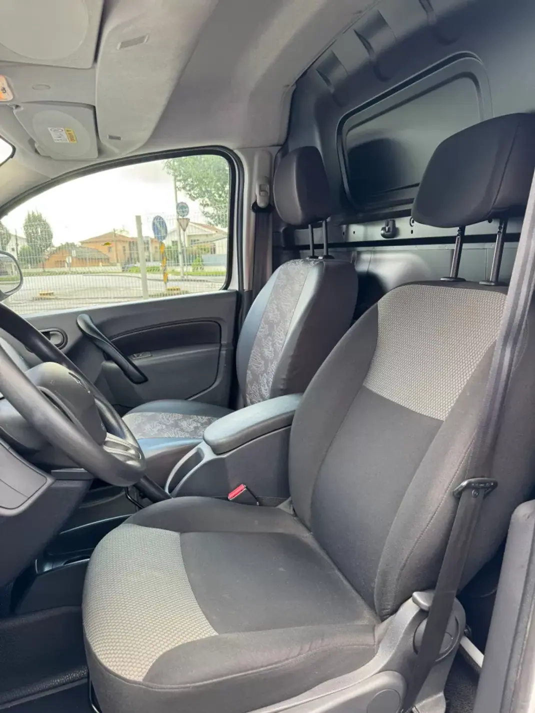 Renault Kangoo E-Tech 2021 - 14750 EUR, 34426 km - AUTO.MOTO.pt - 34426km - foto 4 de 8