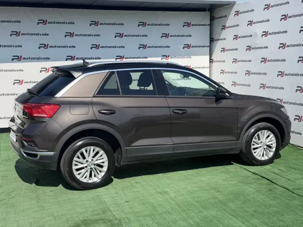Volkswagen T-Roc 2018 - 16990 EUR, 102000 km - AUTO.MOTO.pt - 102000km - foto 7 de 12