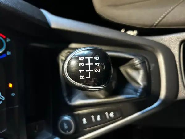 Ford Focus 2018 - 9900 EUR, 71250 km - AUTO.MOTO.pt - 71250km - foto 19 de 27
