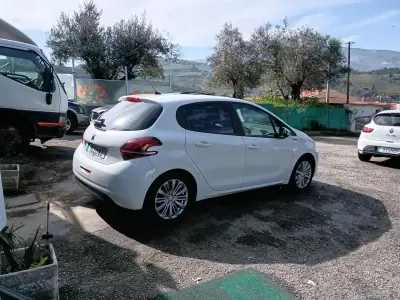Peugeot 208 2019 - 10900 EUR, 127907 km - AUTO.MOTO.pt - 127907km - foto 3 de 17