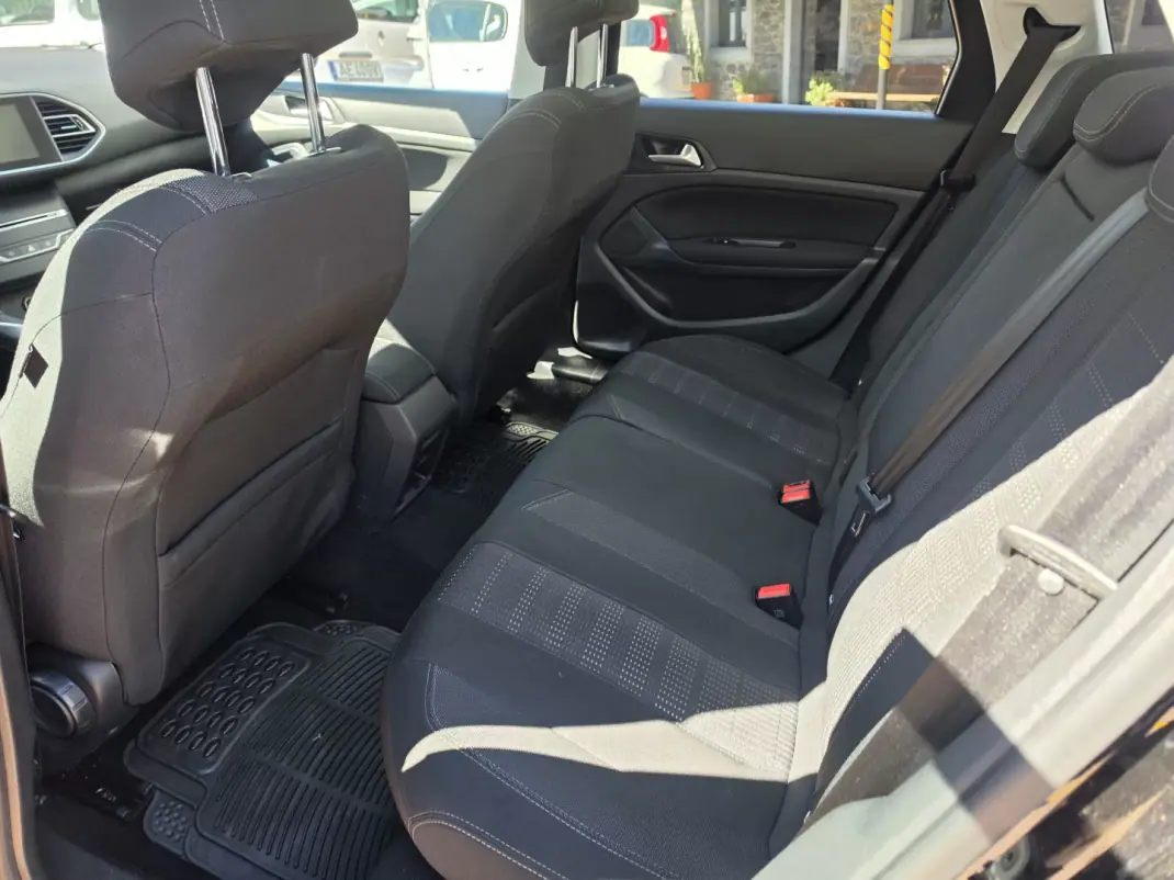 Peugeot 308 SW 2017 - 12450 EUR, 110000 km - AUTO.MOTO.pt - 110000km - foto 5 de 6