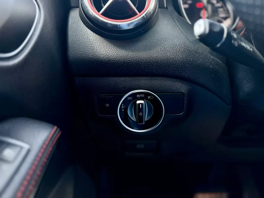 Mercedes-Benz CLA 220 2018 - 22950 EUR, 218000 km - AUTO.MOTO.pt - 218000km - foto 20 de 29