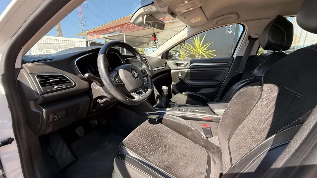 Renault Mégane 2016 - 8990 EUR, 208000 km - AUTO.MOTO.pt - 208000km - foto 24 de 27