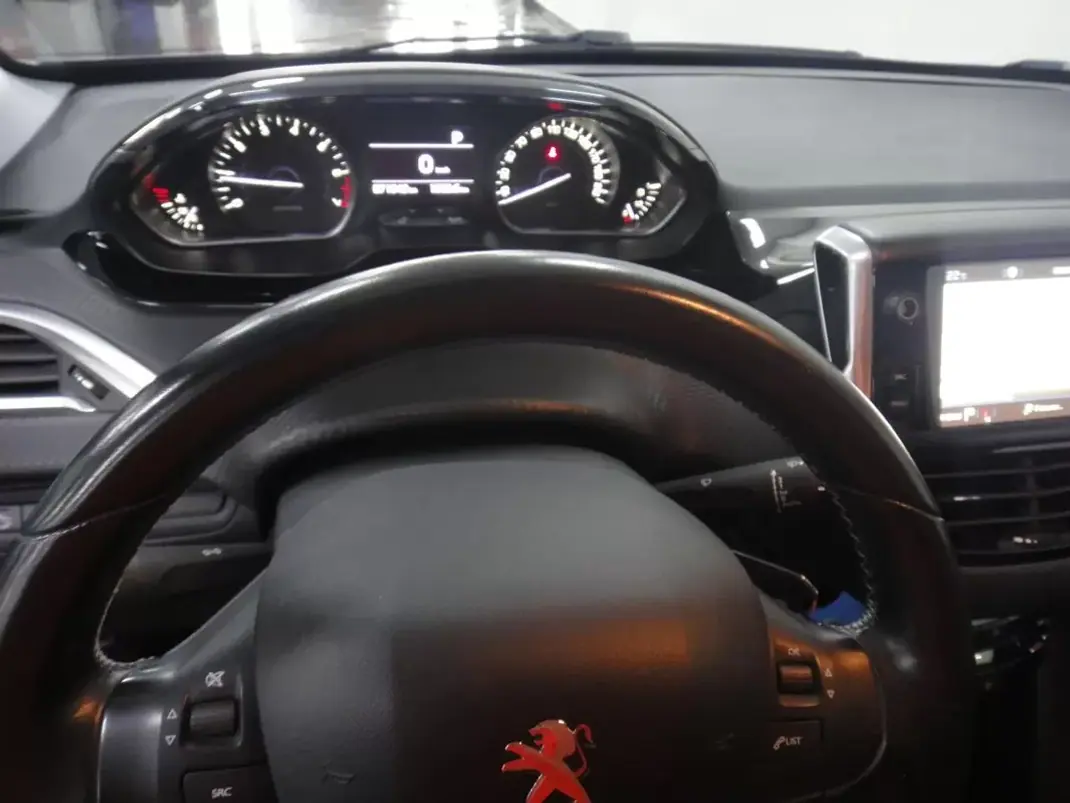 Peugeot 208 2019 - 11490 EUR, 71000 km - 71000km - foto 17 de 24