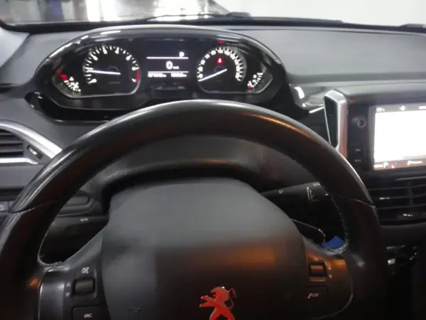 Peugeot 208 2019 - 11490 EUR, 71000 km - AUTO.MOTO.pt - 71000km - foto 17 de 24