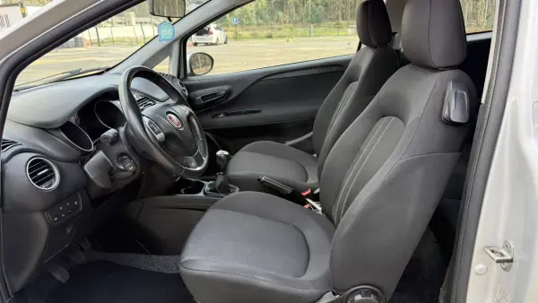 Fiat Punto 2015 - 9000 EUR, 170000 km - AUTO.MOTO.pt - 170000km - foto 30 de 34