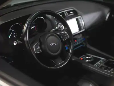 Jaguar F-Pace 2017 - 23990 EUR, 91000 km - AUTO.MOTO.pt - 91000km - foto 16 de 21
