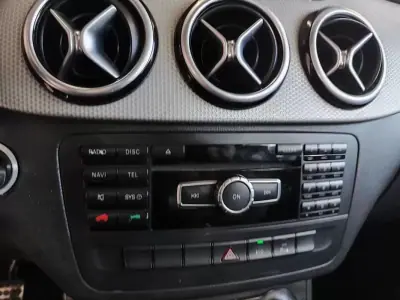 Mercedes-Benz B 180 2012 - 10990 EUR, 221000 km - AUTO.MOTO.pt - 221000km - foto 31 de 35