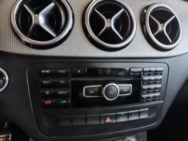 Mercedes-Benz B 180 2012 - 10990 EUR, 221000 km - AUTO.MOTO.pt - 221000km - foto 31 de 35