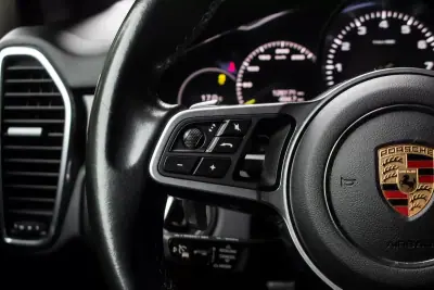 Porsche Cayenne Coupé 2020 - 69890 EUR, 126171 km - AUTO.MOTO.pt - 126171km - foto 14 de 45