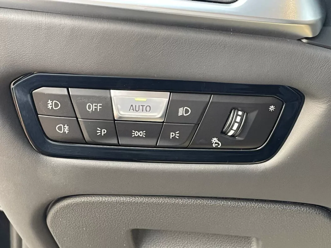 BMW 320 2022 - 34900 EUR, 136000 km - AUTO.MOTO.pt - 136000km - foto 11 de 14