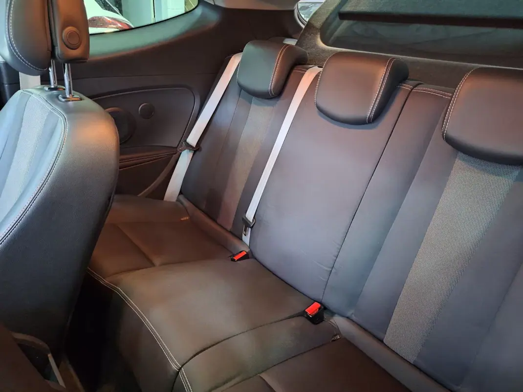 Renault Mégane Coupe 2013 - 9900 EUR, 177543 km - AUTO.MOTO.pt - 177543km - foto 4 de 17