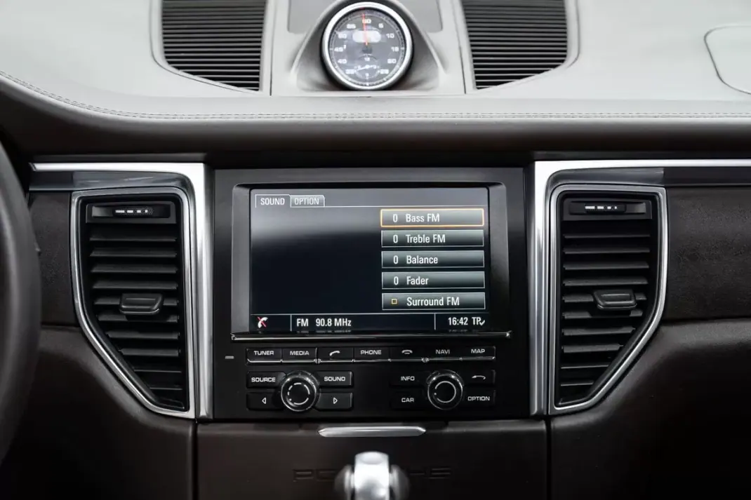 Porsche Macan 2016 - 49950 EUR, 131000 km - AUTO.MOTO.pt - 131000km - foto 40 de 53