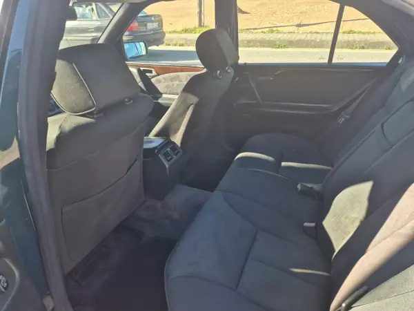Mercedes-Benz E 220 1997 - 3900 EUR, 500000 km - AUTO.MOTO.pt - 500000km - foto 17 de 28