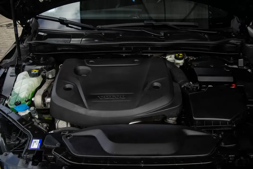 Volvo V40 2017 - 14900 EUR, 135000 km - AUTO.MOTO.pt - 135000km - foto 7 de 17