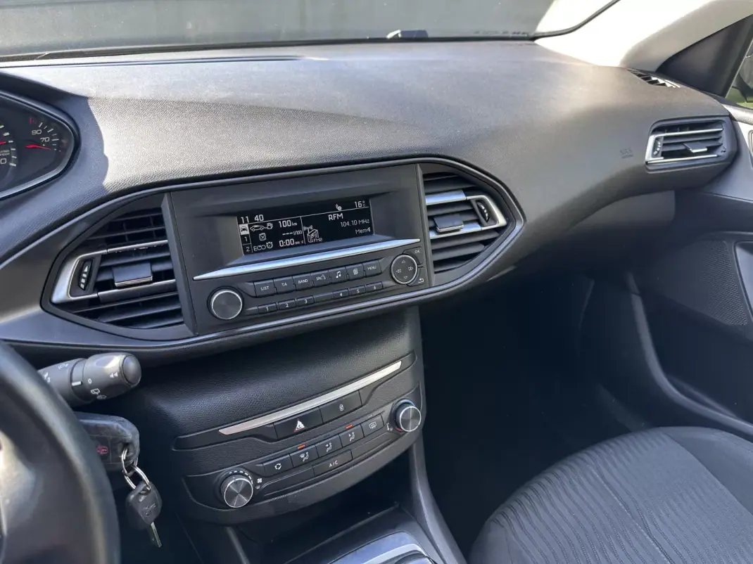 Peugeot 308 2018 - 12500 EUR, 280000 km - AUTO.MOTO.pt - 280000km - foto 26 de 41