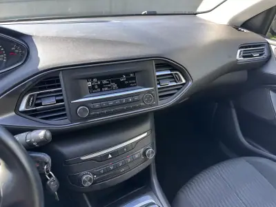 Peugeot 308 2018 - 12500 EUR, 280000 km - AUTO.MOTO.pt - 280000km - foto 26 de 41