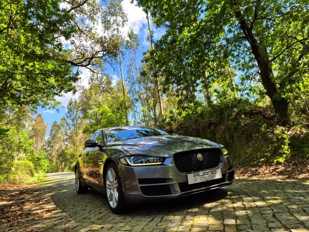 Jaguar XE 2015 - 14250 EUR, 184000 km - AUTO.MOTO.pt - 184000km - foto 1 de 23