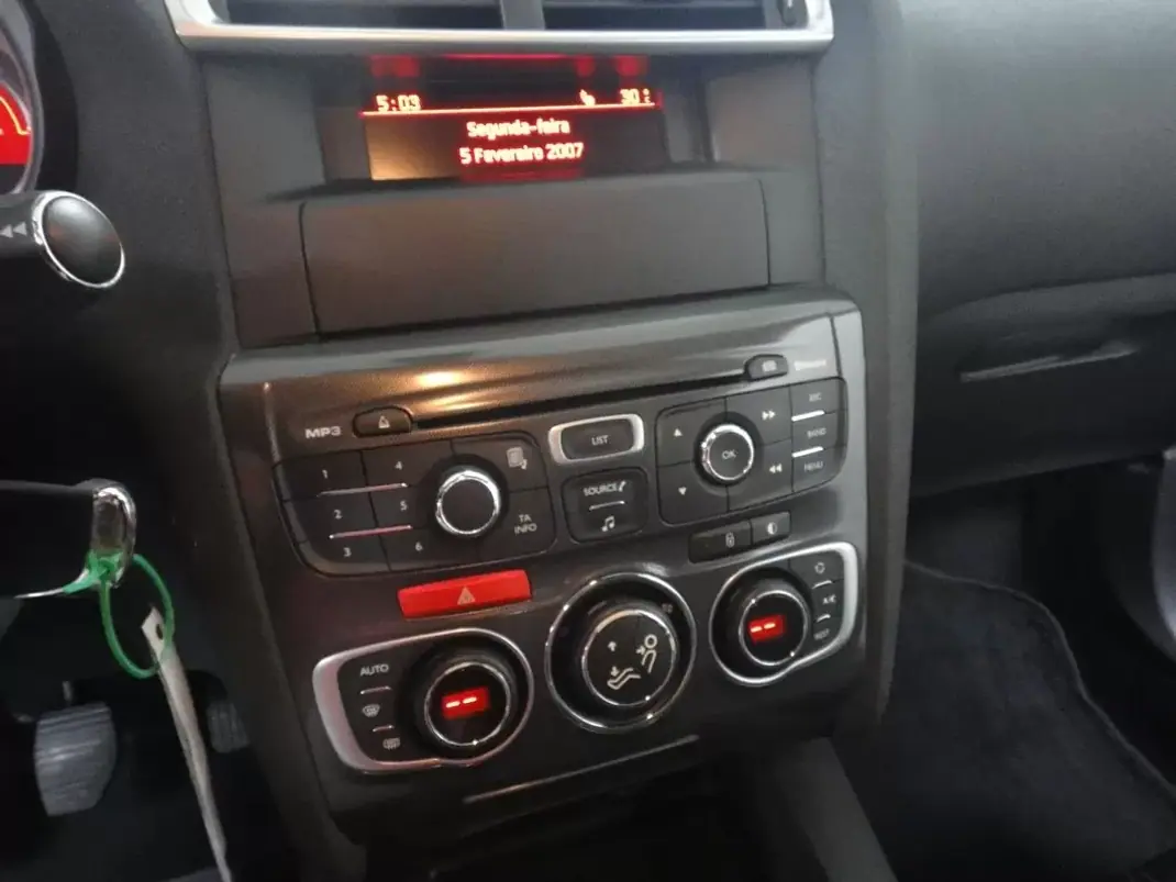 Citroën C4 2011 - 6990 EUR, 200000 km - AUTO.MOTO.pt - 200000km - foto 20 de 21