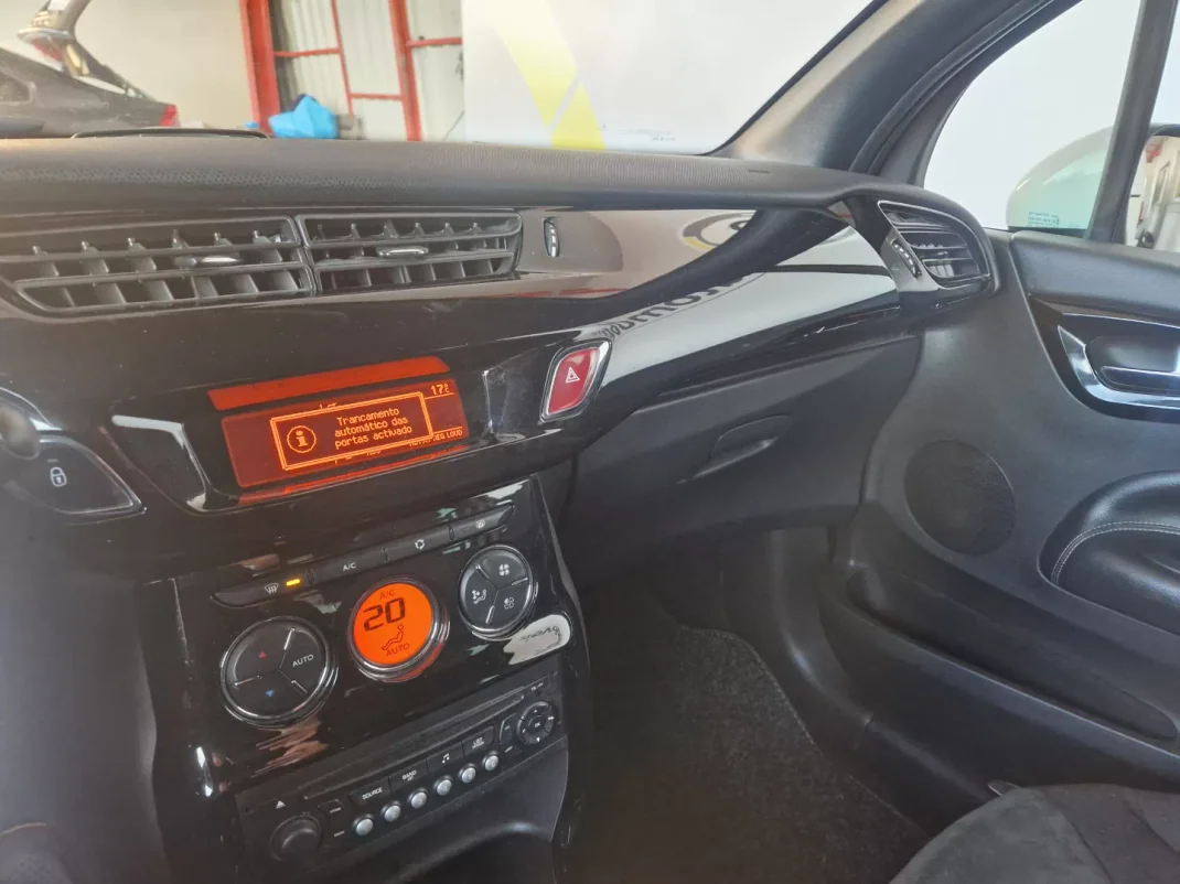 DS DS3 2011 - 9990 EUR, 188000 km - AUTO.MOTO.pt - 188000km - foto 17 de 22