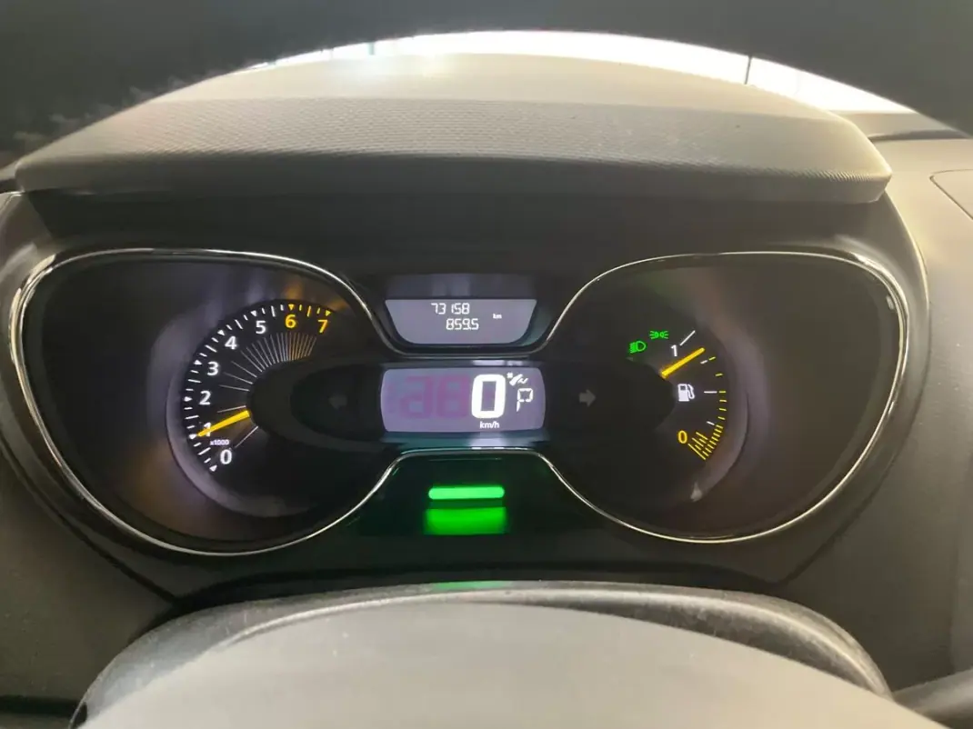 Renault Captur 2015 - 11995 EUR, 73170 km - AUTO.MOTO.pt - 73170km - foto 8 de 8