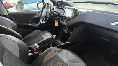 Peugeot 2008 2017 - 11500 EUR, 164000 km - AUTO.MOTO.pt - 164000km - foto 12 de 15