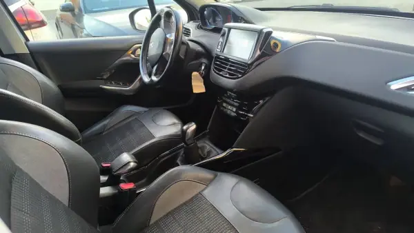 Peugeot 2008 2017 - 11500 EUR, 164000 km - AUTO.MOTO.pt - 164000km - foto 12 de 15