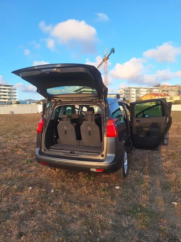 Peugeot 5008 2015 - 8490 EUR, 225000 km - AUTO.MOTO.pt - 225000km - foto 4 de 10