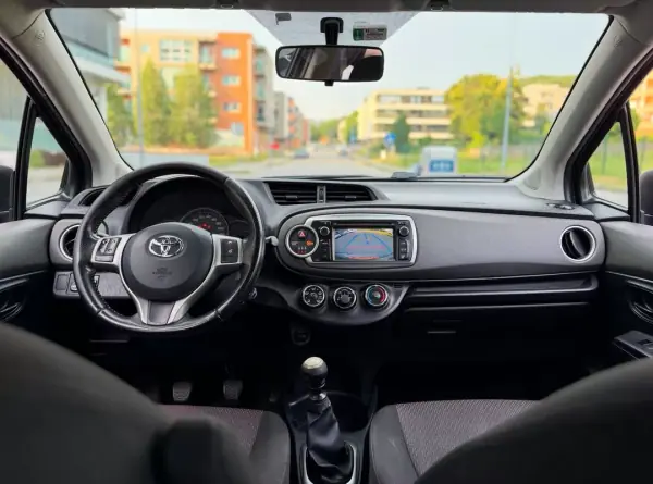 Toyota Yaris 2012 - 7490 EUR, 240000 km - AUTO.MOTO.pt - 240000km - foto 5 de 10