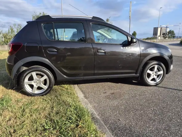 Dacia Sandero 2016 - 10499 EUR, 31976 km - AUTO.MOTO.pt - 31976km - foto 9 de 26