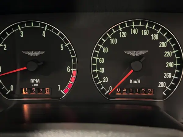 Aston Martin DB7 Vantage Coupé 1997 - 57500 EUR, 41000 km - AUTO.MOTO.pt - 41000km - foto 24 de 60