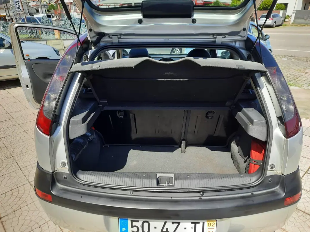 Opel Corsa 2002 - 1995 EUR, 163251 km - AUTO.MOTO.pt - 163251km - foto 9 de 9