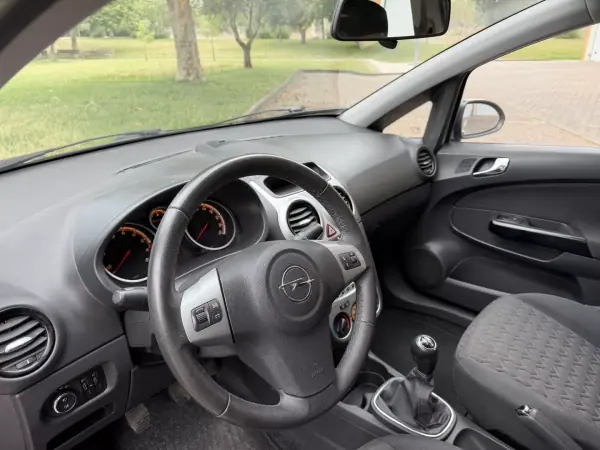 Opel Corsa 2013 - 7465 EUR, 99000 km - AUTO.MOTO.pt - 99000km - foto 15 de 41