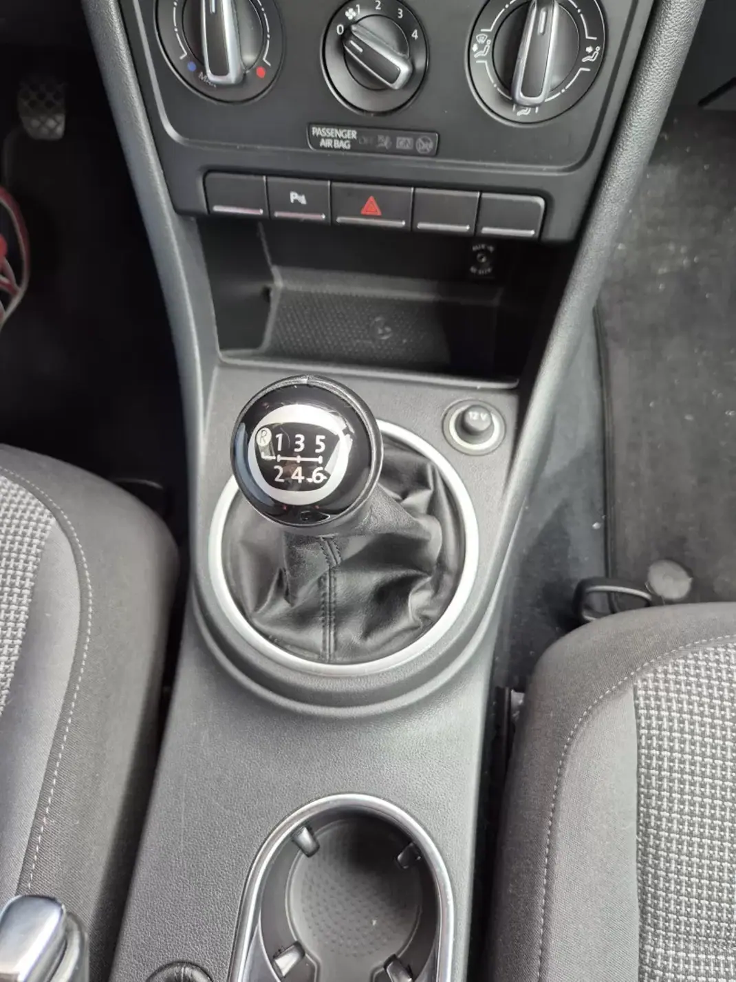 Volkswagen New Beetle 2013 - 13950 EUR, 142000 km - AUTO.MOTO.pt - 142000km - foto 12 de 34