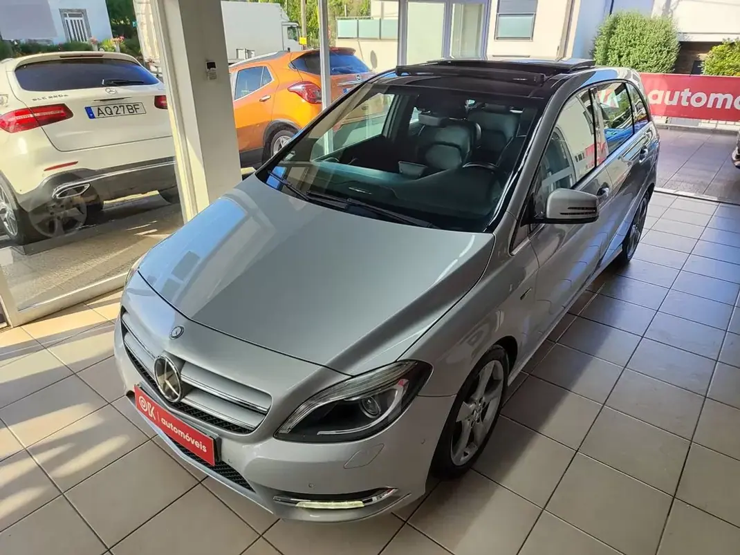 Mercedes-Benz B 180 2012 - 10950 EUR, 220000 km - AUTO.MOTO.pt - 220000km - foto 6 de 32