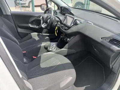 Peugeot 208 2014 - 7350 EUR, 85491 km - AUTO.MOTO.pt - 85491km - foto 23 de 25