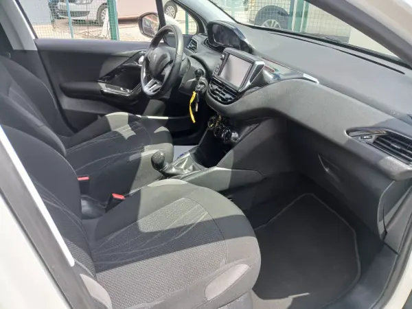 Peugeot 208 2014 - 7350 EUR, 85491 km - AUTO.MOTO.pt - 85491km - foto 23 de 25