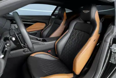 Aston Martin DB12 Coupé 2024 - 300000 EUR, 7650 km - AUTO.MOTO.pt - 7650km - foto 10 de 22