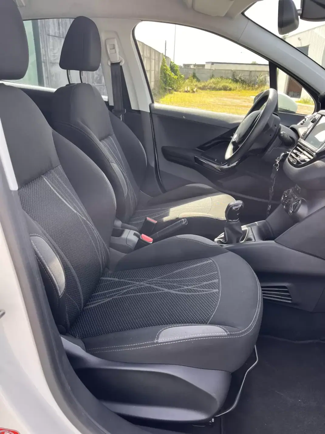 Peugeot 208 2015 - 7250 EUR, 84100 km - AUTO.MOTO.pt - 84100km - foto 9 de 19