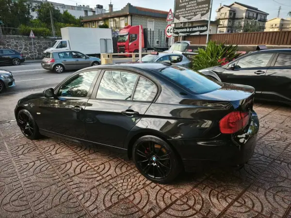 BMW 318 2010 - 8900 EUR, 360000 km - AUTO.MOTO.pt - 360000km - foto 9 de 27