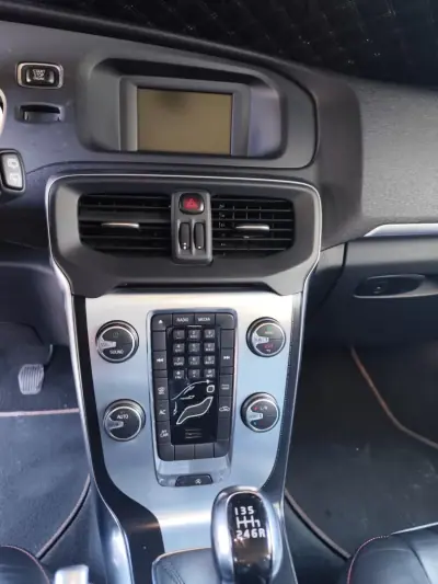Volvo V40 2015 - 13999 EUR, 116000 km - AUTO.MOTO.pt - 116000km - foto 7 de 13