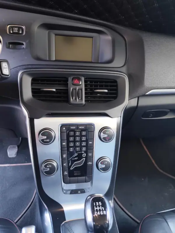 Volvo V40 2015 - 13999 EUR, 116000 km - AUTO.MOTO.pt - 116000km - foto 7 de 13