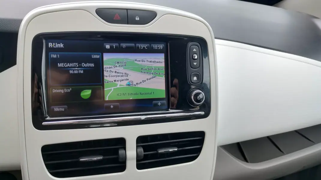 Renault Zoe 2019 - 12500 EUR, 70000 km - AUTO.MOTO.pt - 70000km - foto 24 de 28