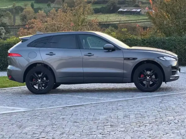 Jaguar F-Pace 2016 - 30999 EUR, 144450 km - AUTO.MOTO.pt - 144450km - foto 5 de 33