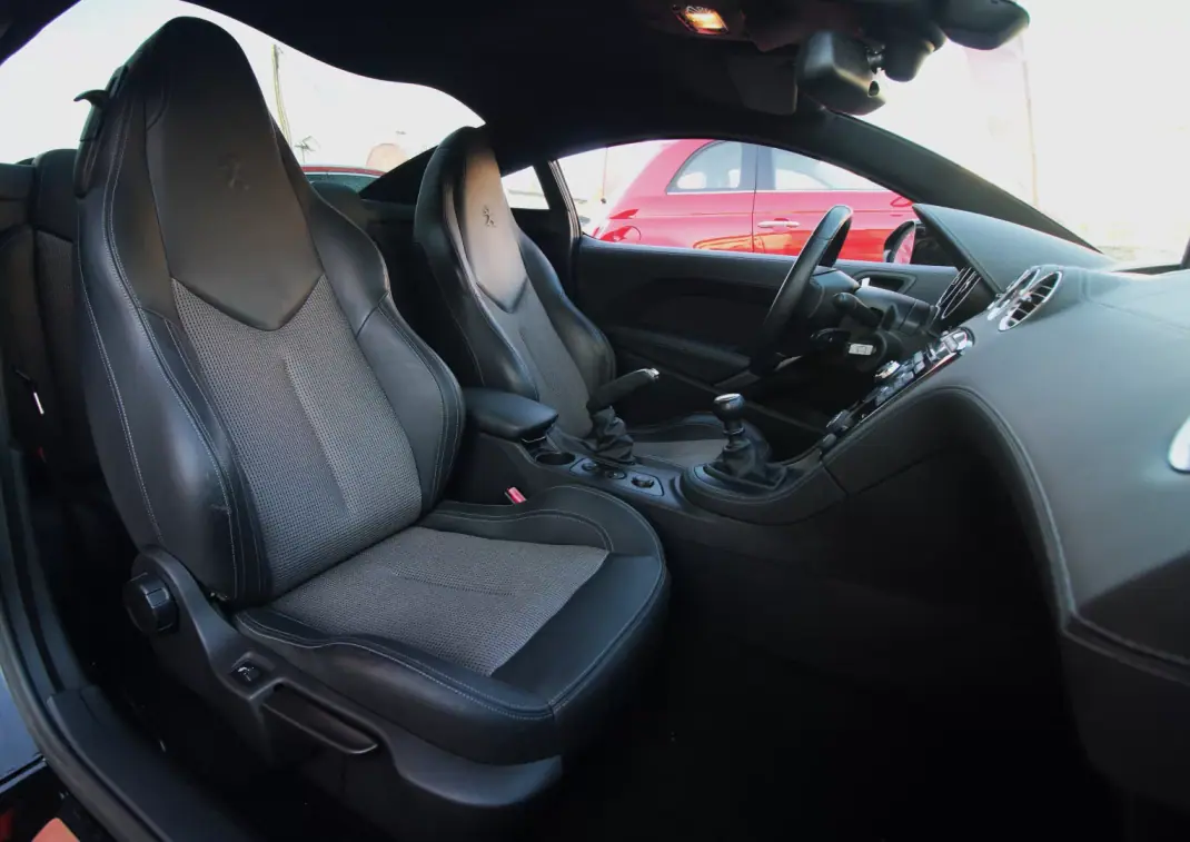 Peugeot RCZ 2012 - 12990 EUR, 189000 km - AUTO.MOTO.pt - 189000km - foto 17 de 25