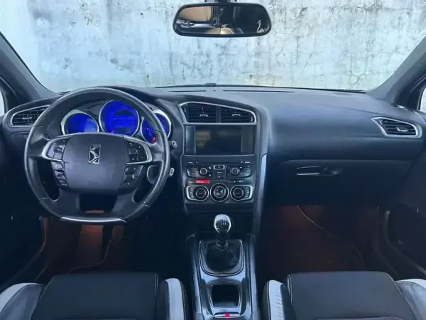 DS DS4 2014 - 11000 EUR, 170000 km - AUTO.MOTO.pt - 170000km - foto 5 de 15