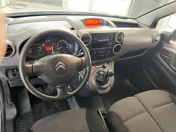 Citroën Berlingo 1.6 BlueHDi L1 Club 3L 2018 - 9900 EUR, 143113 km - AUTO.MOTO.pt - 143113km - foto 10 de 20