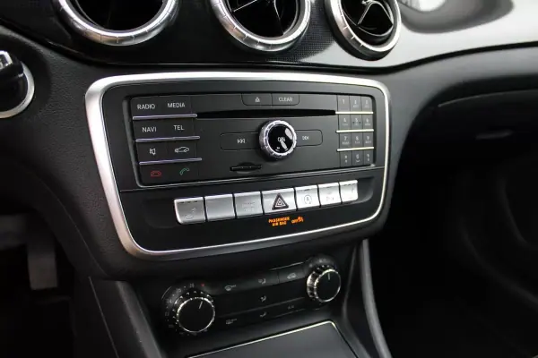 Mercedes-Benz CLA 180 2016 - 15990 EUR, 215975 km - AUTO.MOTO.pt - 215975km - foto 9 de 18