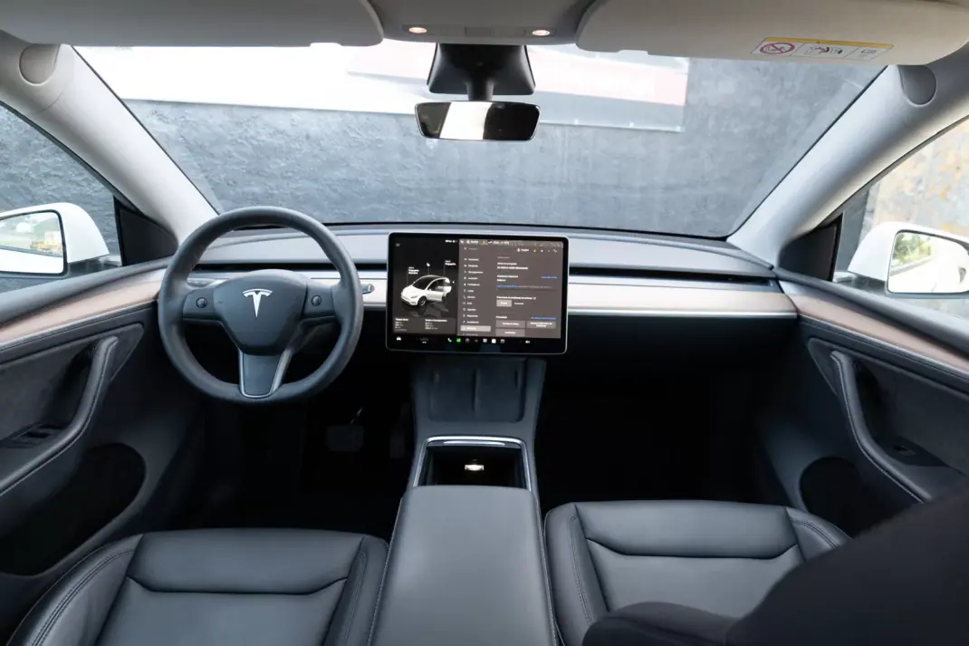 Tesla Model Y 2023 - 37900 EUR, 75000 km - AUTO.MOTO.pt - 75000km - foto 9 de 28