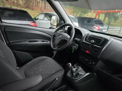 Opel COMBO 2017 - 8900 EUR, 200000 km - AUTO.MOTO.pt - 200000km - foto 6 de 7